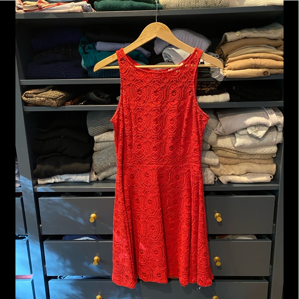 BB Dakota dress in size 6 NWOT Red crocheted